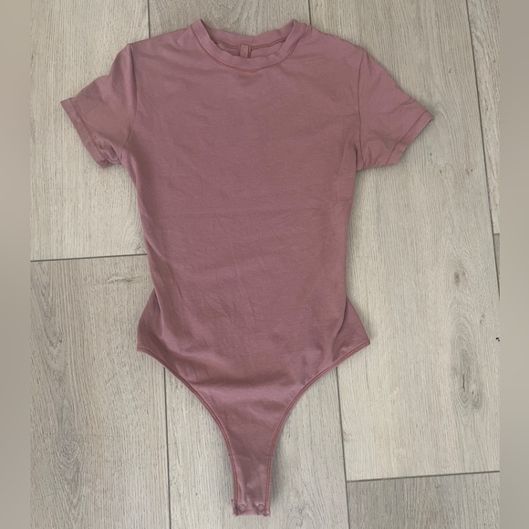 Skims tee bodysuit size small light mauve/neutral pink color - Picture 1 of 3